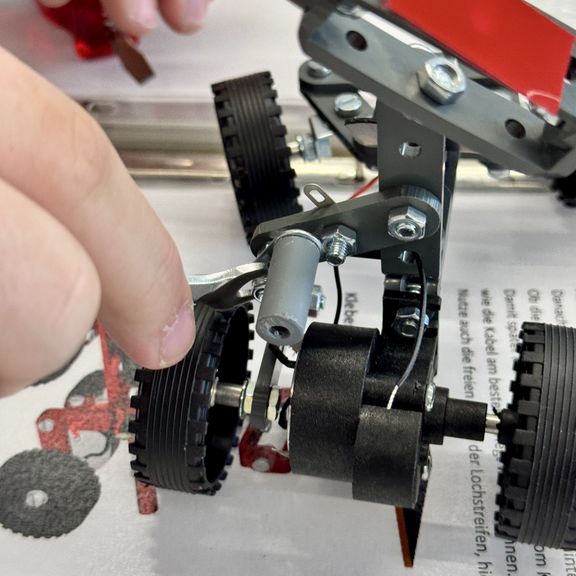 Schrauben, sägen, entgraten, löten: Das EWE-Mobil zu Gast an unserer Schule
