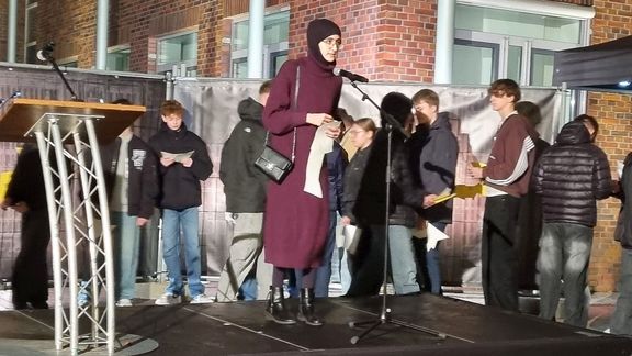 Klasse 10d gestaltet Gedenkveranstaltung zur Reichspogromnacht