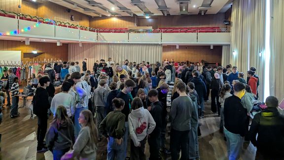 Kleidertauschparty 2025 in der Schule wieder voller Erfolg Kleidertauschparty 2025 in der Schule wieder voller Erfolg