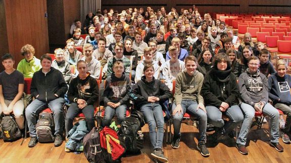 Achtklässler in der Aula