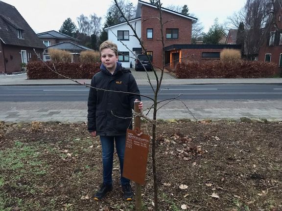 Erste Weitergabe der Baumpatenschaften