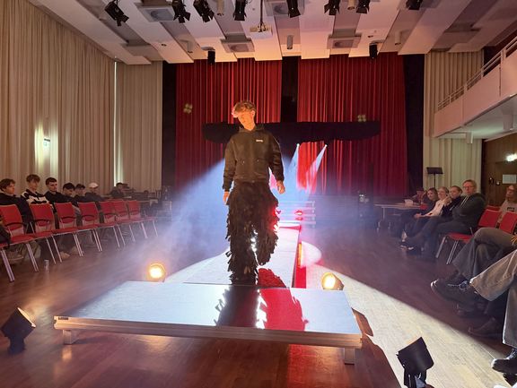 Seminarfach „Modedesign“ präsentiert Modenschau in der Aula Seminarfach „Modedesign“ präsentiert Modenschau in der Aula