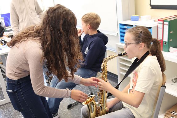 Fünftklässler probieren 2026 Instrumente für Musikpraxis aus Fünftklässler probieren 2026 Instrumente für Musikpraxis aus