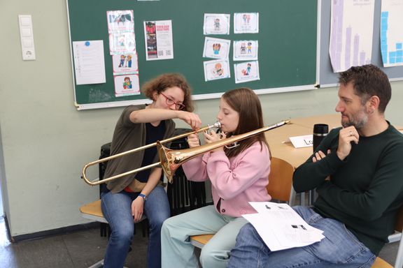 Fünftklässler probieren 2026 Instrumente für Musikpraxis aus Fünftklässler probieren 2026 Instrumente für Musikpraxis aus