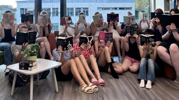 Lesenacht der Jahrgänge 10, 11 und 12 in der Schule Lesenacht der Jahrgänge 10, 11 und 12 in der Schule